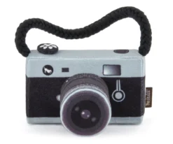 P.L.A.Y. Lens Licker Camera Dog Toy -Pet Sale Shop PLAY Globetrotter Toy Camera 2 High Res scaled